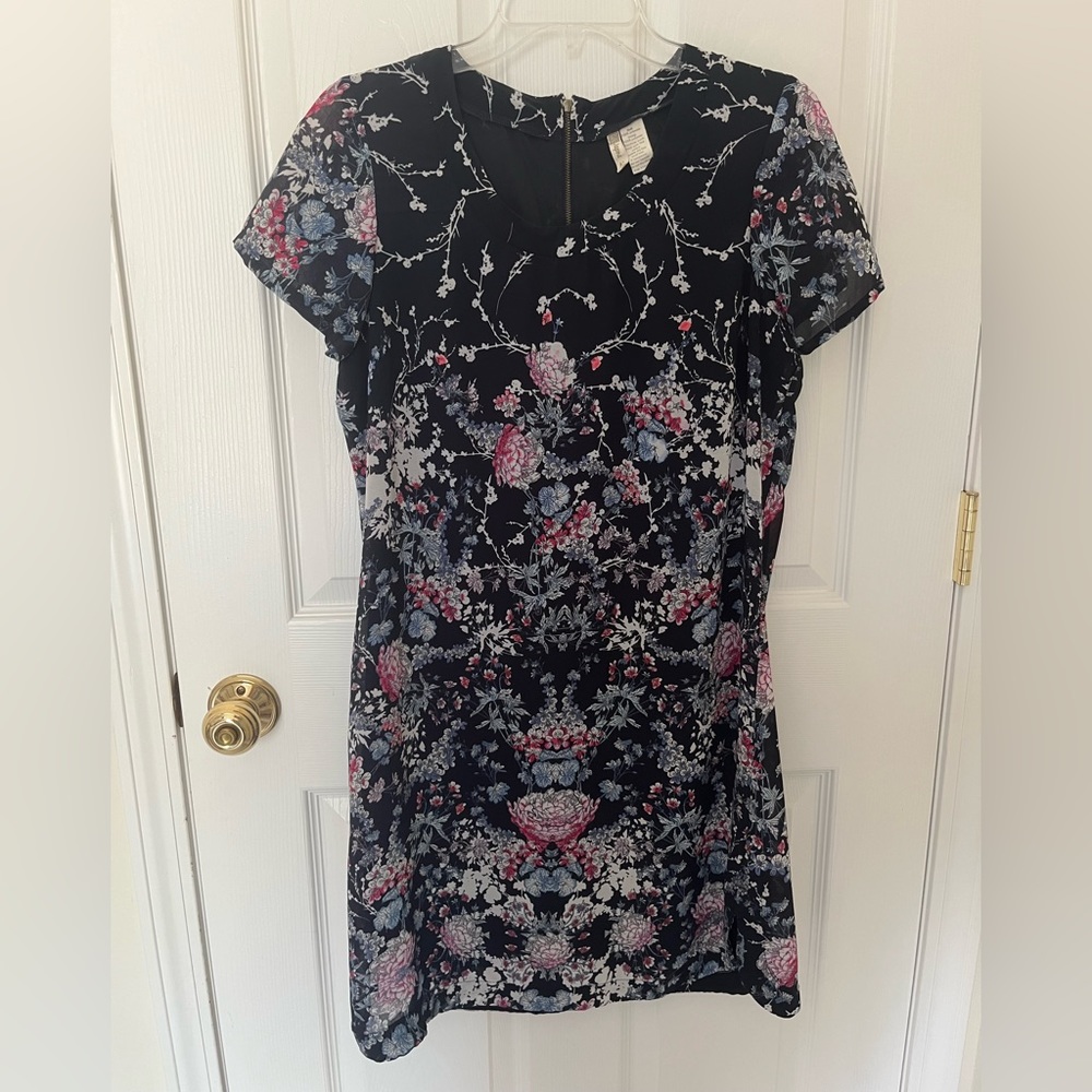 NWOT Women’s Short Sleeve Floral Print Shift Dress Size Medium